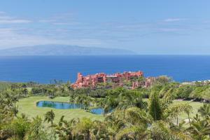 - Vistas al complejo desde el campo de golf en The Ritz-Carlton Tenerife, Abama, en Guía de Isora