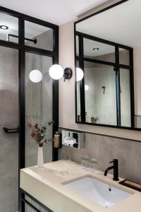 łazienka z umywalką i dużym lustrem w obiekcie Parador de Ciudad Rodrigo w mieście Ciudad-Rodrigo