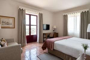 Una habitación de hotel con una cama grande y una ventana. en Parador de Ciudad Rodrigo, en Ciudad Rodrigo