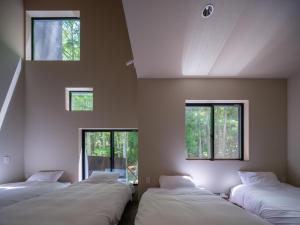 Habitación con 4 camas y 3 ventanas. en 湖畔を一望するプライベートホテル / THE [] TIME FUJI, en Fujikawaguchiko