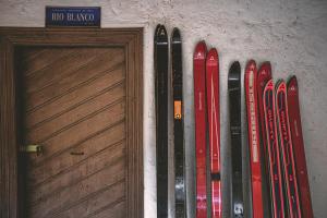 una fila de esquís alineados junto a una puerta en Casona El Resguardo - Solo Adultos, en Río Blanco