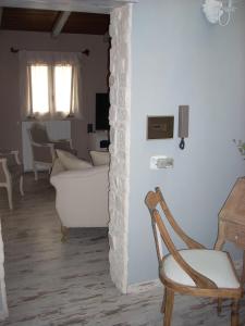ein Wohnzimmer mit einem Stuhl und einem Sofa in der Unterkunft Soffio di Provenza in Pozzallo