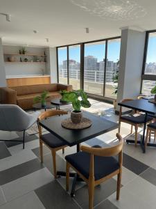 sala de estar con mesas, sillas y sofá en Apartamento nuevo en Centro de Viña del Mar, Parque Urbano, en Viña del Mar