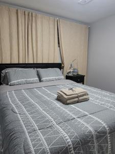 um quarto com uma cama com duas toalhas em Falstaff Home em Toronto