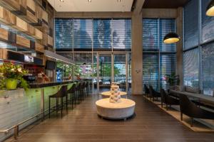 lobby restauracji ze stołem i krzesłami w obiekcie Best Western Premier Marina Las Condes w mieście Santiago
