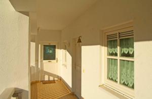 オストゼーバート・ゼリンにあるVilla Baltic 12の窓のある家の空廊