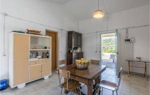 cocina con mesa y sillas y comedor en Nice Home In Noto With Kitchen, en Noto