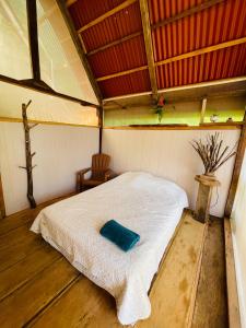 a bedroom with a white bed in a room at Konsenda Bocas del Toro in Bocas del Toro