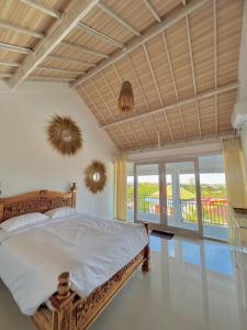 En eller flere senge i et værelse på Foura House Bali