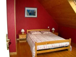 バンゴールにあるMaison Bangor, 3 pièces, 6 personnes - FR-1-418-32の赤い壁のベッド1台が備わるベッドルーム1室