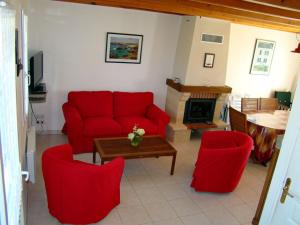 バンゴールにあるMaison Bangor, 3 pièces, 6 personnes - FR-1-418-32のリビングルーム(赤いソファ、赤い椅子付)