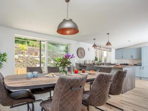 eine Küche und ein Esszimmer mit einem Tisch und Stühlen in der Unterkunft Tidal Heights in Appledore