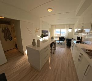 una cocina con armarios blancos y una mesa en una habitación en Apartment in city center en Alta