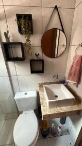 サント・アマロにあるEnjoyMaranhão Santo Amaroのバスルーム(白いトイレ、シンク付)