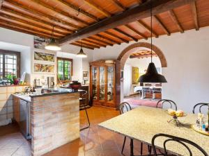een keuken en eetkamer met een tafel en stoelen bij La Volpaia 1521 in Barberino di Val dʼElsa
