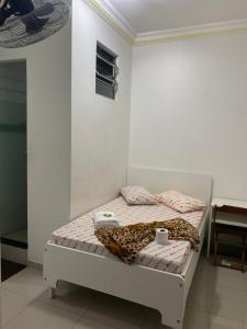Un dormitorio con una cama con una manta de leopardo. en Hotel Amanhecer en São Paulo