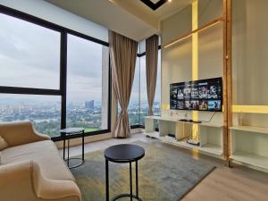 sala de estar con sofá y TV en ExpressionZ KLCC By Starwood Luxury en Kuala Lumpur