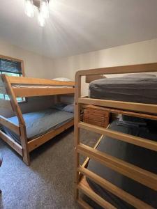 een kamer met 3 stapelbedden in een kamer bij Pocono Vacation Retreat in Albrightsville