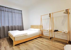 1 dormitorio con cama y ventana en 3 mins to Garden City & Kubota Jln Apas Homestay, en Tawau
