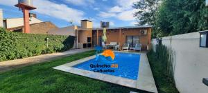 una pequeña piscina en el patio de una casa en Quincho 23 Cañuelas, en Cañuelas