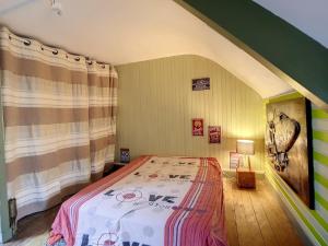 1 dormitorio con 1 cama en una habitación con ático en Maison Port-en-Bessin-Huppain, 3 pièces, 4 personnes - FR-1-746-9, en Port-en-Bessin-Huppain
