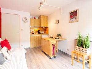 a small apartment with a desk and a kitchen at Appartement Saint-Lary-Soulan, 2 pièces, 4 personnes - FR-1-296-472 in Saint-Lary-Soulan