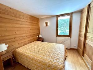 a bedroom with a bed and a window at Appartement La Clusaz, 4 pièces, 8 personnes - FR-1-437-104 in La Clusaz