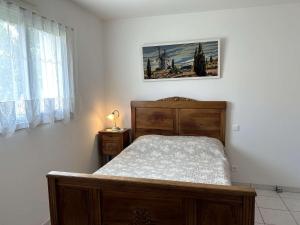ein Schlafzimmer mit einem Bett und einem Bild an der Wand in der Unterkunft Maison spacieuse proche plage avec jardin et terrasse – 3 chambres, 6 couchages, calme assuré - FR-1-224-805 in Saint-Gilles-Croix-de-Vie