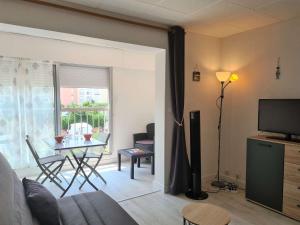 ein Wohnzimmer mit einem Sofa und einem Tisch in der Unterkunft Appartement Cap d'Agde, 1 pièce, 2 personnes - FR-1-249-398 in Cap d'Agde