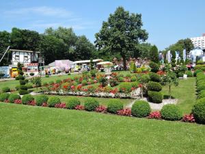 a garden in a park with flowers and bushes at Holiday house in Mi dzyzdroje for 5 people in Międzyzdroje