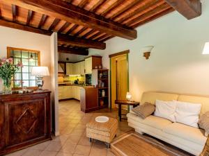 un soggiorno con divano e una cucina di Cottage in Tuscany with private pool a Montecatini Terme