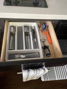 un cajón lleno de utensilios en un armario en Ultimate Escape/Free Parking, en Houston