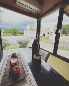 una mesa con un plato de comida en una mesa con una ventana en Villa Bonita Cabañas en Merlo