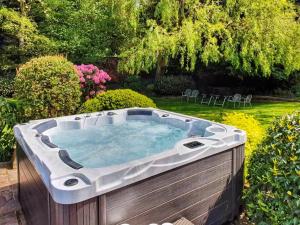 a jacuzzi tub in a yard with a garden at Baglio donna Concetta in Noto