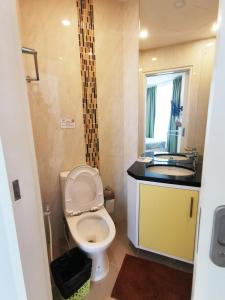 La salle de bains est pourvue de toilettes et d'un lavabo. dans l'établissement Daisy Residence, à Jomtien Beach