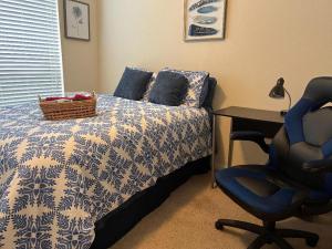 Un dormitorio con una cama, un escritorio y una silla. en Select Exclusive Room in Fresno Texas, en Fresno