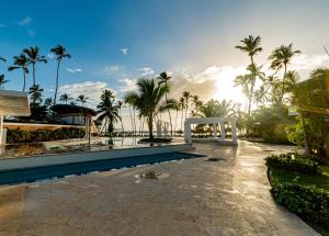 ein Resort mit einem Pool und Palmen in der Unterkunft Playa Coral Condo in Paradise F22 in Punta Cana
