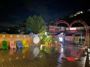um par de arcos num parque de estacionamento à noite em Julie's Garden, Cingjing - Fon Chin Homestay em Ren'ai