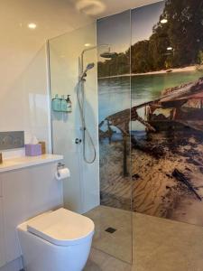 DunwichにあるBeer n Bed - Brewery Custodian for the Nightのバスルーム(トイレ、絵画が描かれたシャワー付)