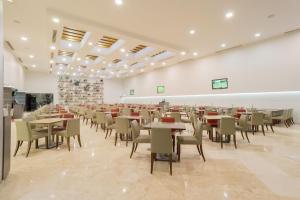 a dining room filled with tables and chairs at Real Inn Tijuana by Camino Real Hoteles in Tijuana