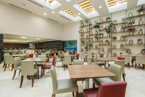Restaurace v ubytování Real Inn Tijuana by Camino Real Hoteles + 37 fotografií