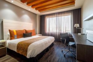 Postel nebo postele na pokoji v ubytování Real Inn Tijuana by Camino Real Hoteles