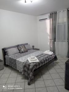 1 dormitorio con cama y ducha en Trinacria dell'Etna, en Fiumefreddo di Sicilia