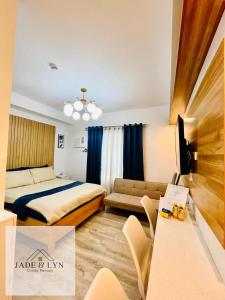 une chambre d'hôtel avec un lit et un salon dans l'établissement Your home away from home, at the heart of Bacolod., à Bacolod