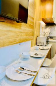 Η κουζίνα ή μικρή κουζίνα στο Mesavirre Garden Residences Unit 406