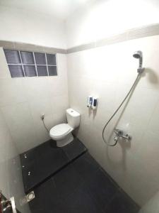 ein Bad mit einem WC und einer Dusche in der Unterkunft Villa Sajodo [Hilltop Get Away w/ Valley View] in Bandung