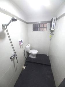 ein kleines Bad mit einem WC und einer Lampe in der Unterkunft Villa Sajodo [Hilltop Get Away w/ Valley View] in Bandung
