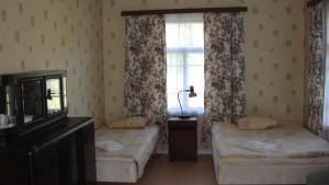 mały pokój z 2 łóżkami i oknem w obiekcie Hiirevända Holiday House w mieście Võsu