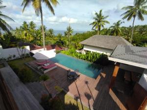 Вид на бассейн в Segara Hills Lombok или окрестностях