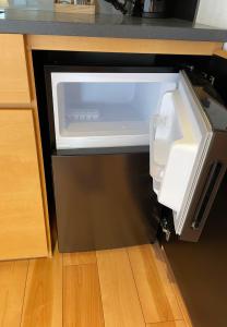 a microwave oven with its door open in a kitchen at 那須 にごり湯の大浴場露天風呂があるホテルコンドミニアム in Nasu-yumoto